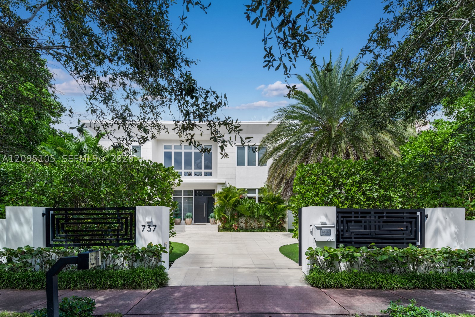 737 W 49th St