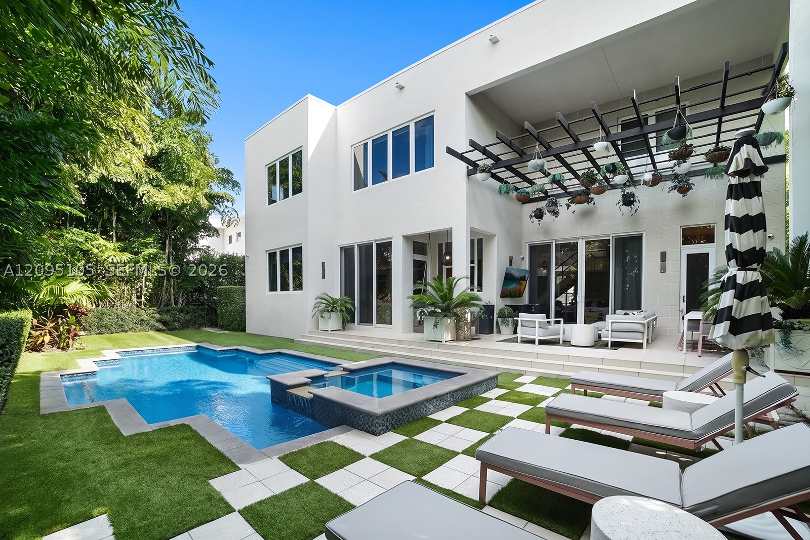 737 W 49th St Miami Beach, FL 33140