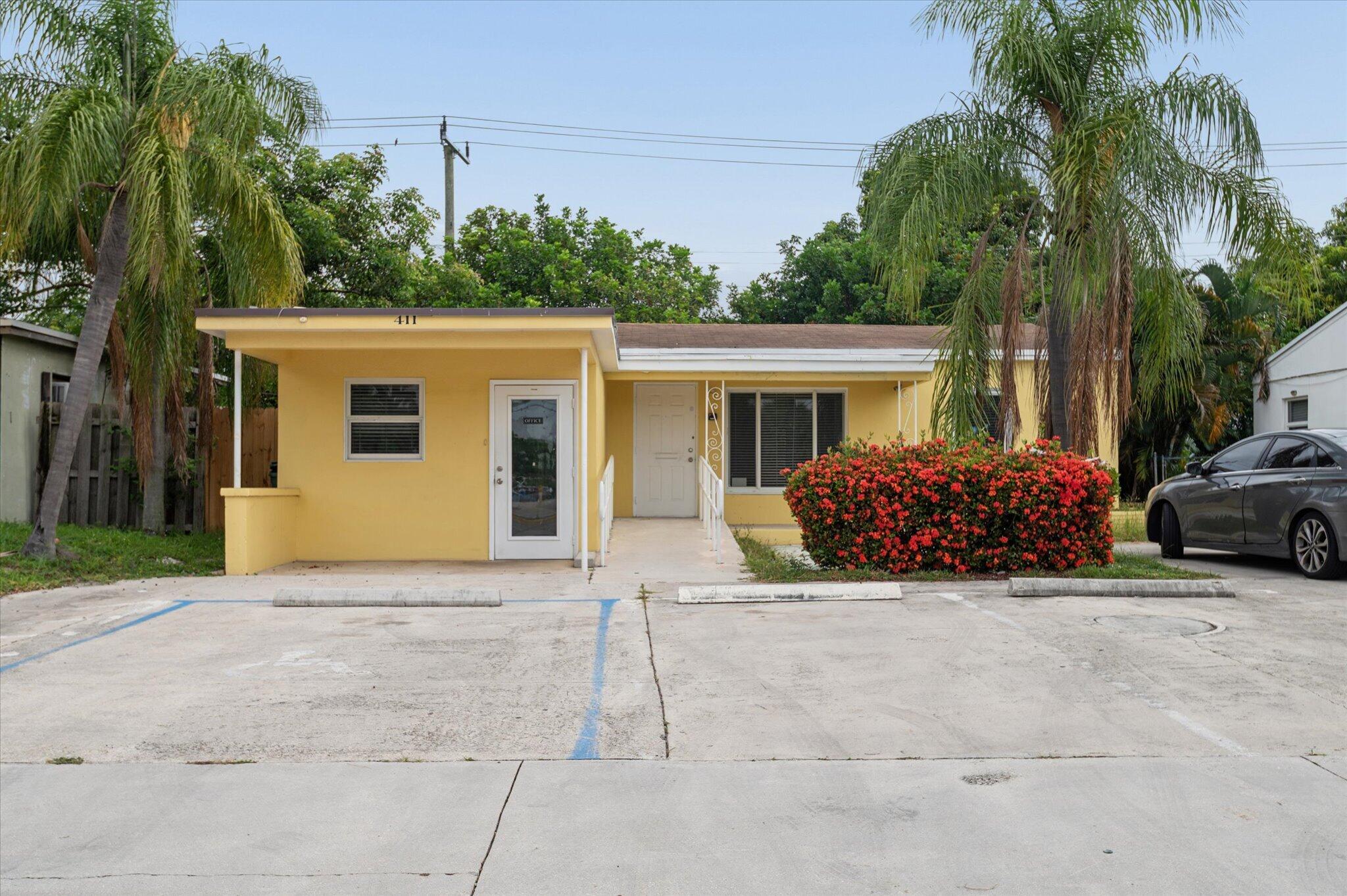 411 E Commercial