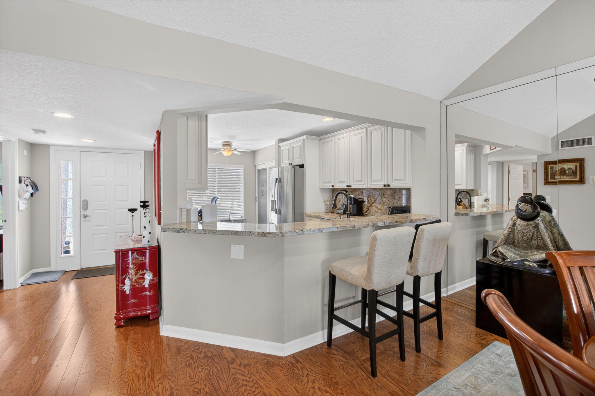 7701 Glendevon #1907
