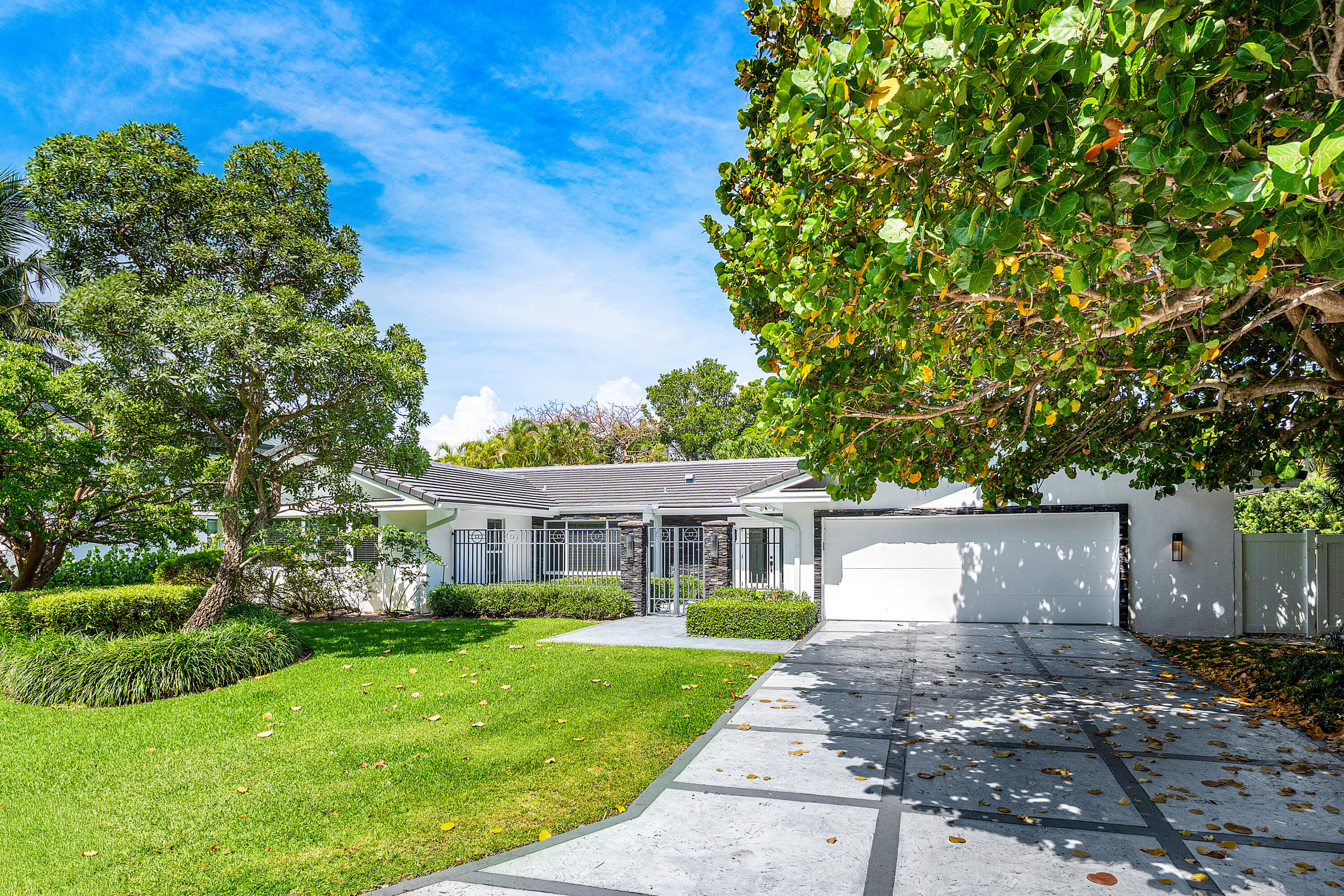 2401 Banyan
