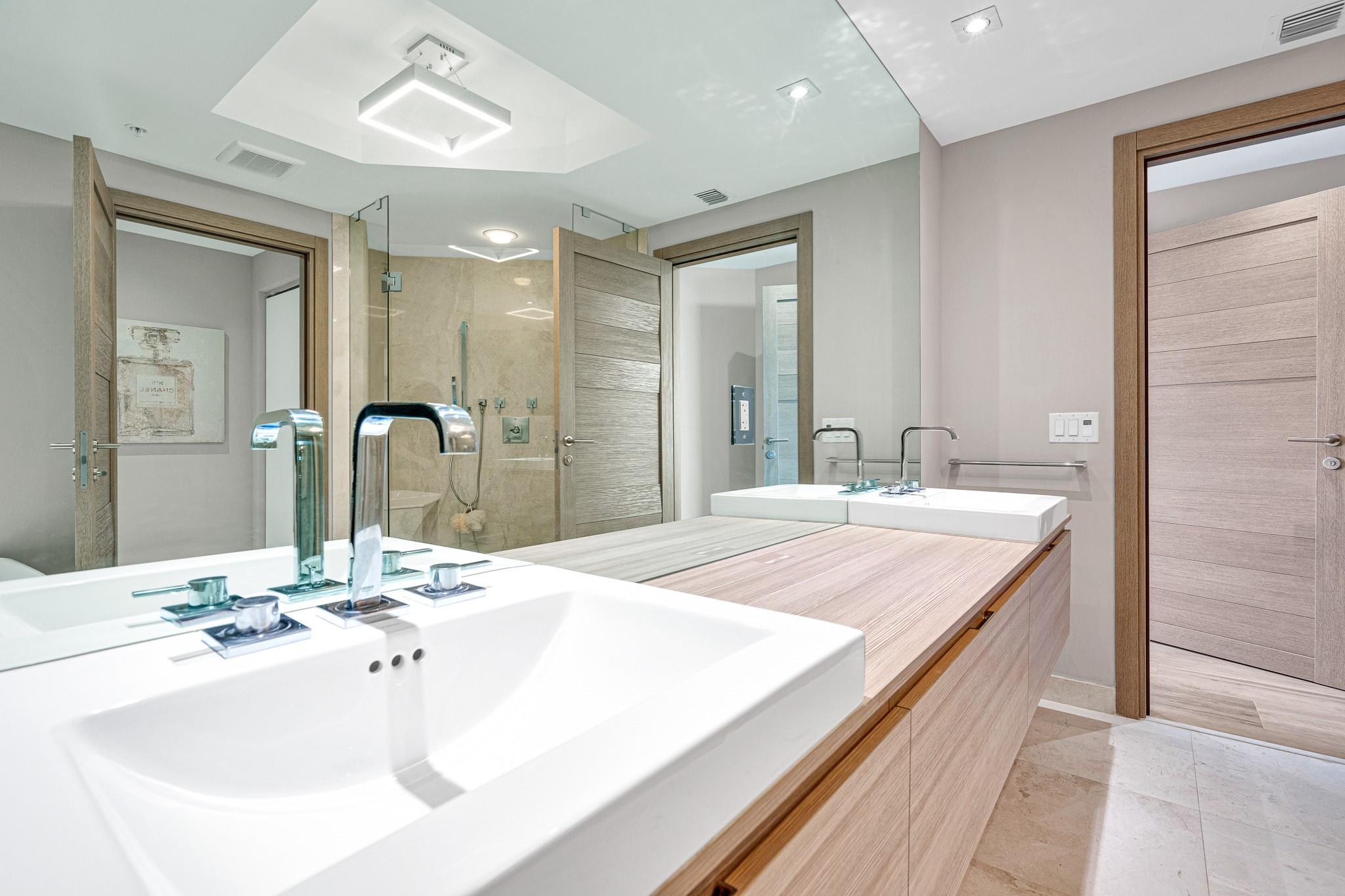 17111 Biscayne Blvd #1702 North Miami Beach, FL 33160