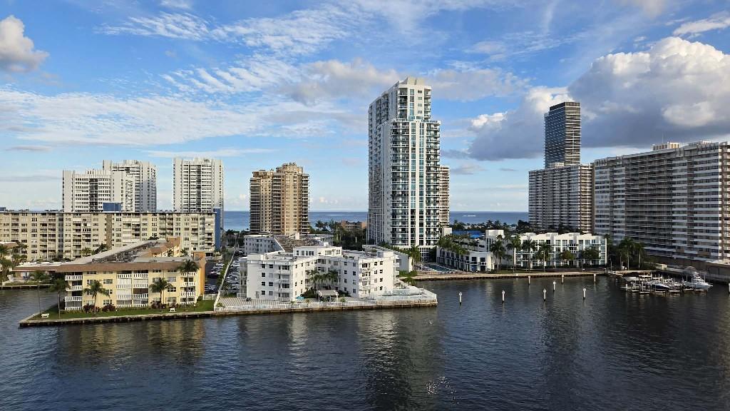 121 Golden Isles Dr #904