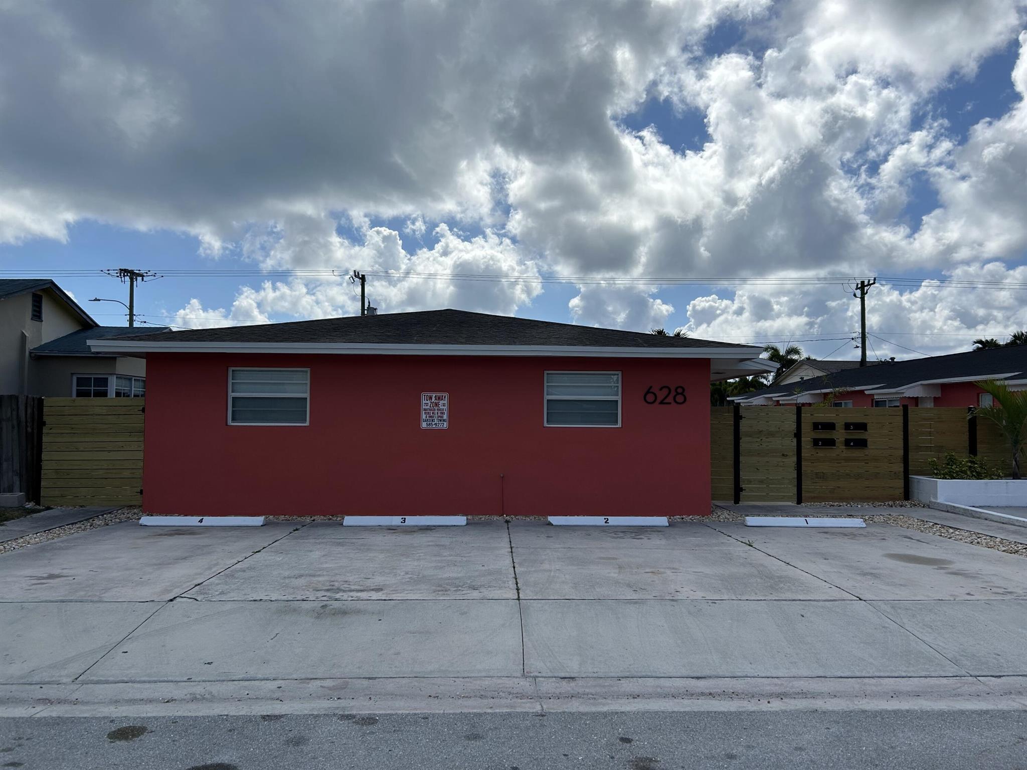 628 N M St #1