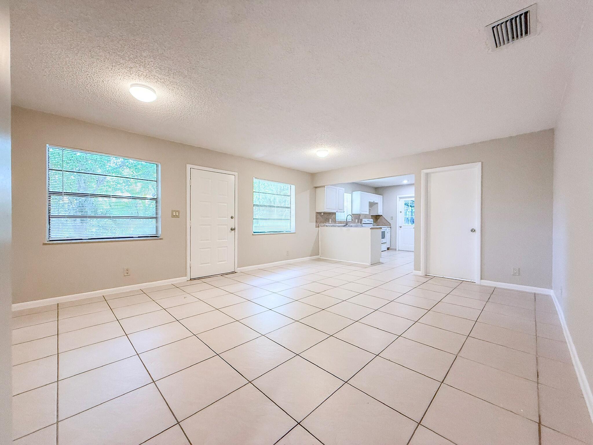 7458 E Plumosa Ln
