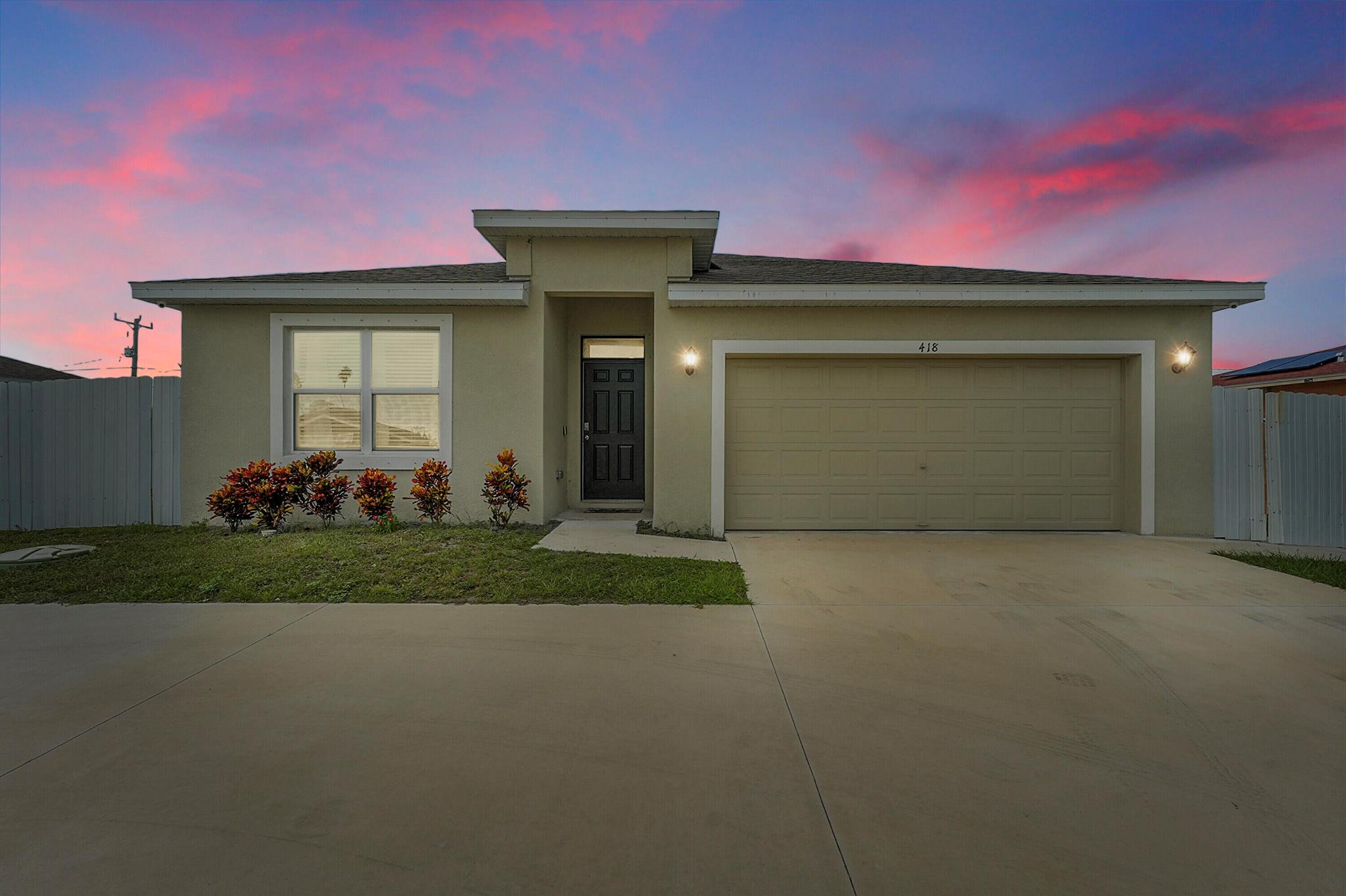 418 NW Airoso Blvd