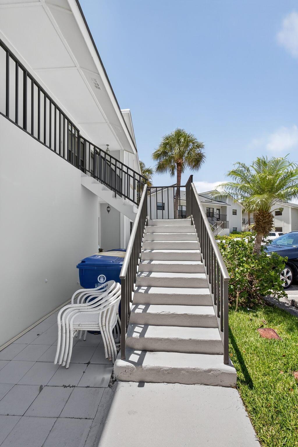 704 Clubhouse Cir Jupiter, FL 33477