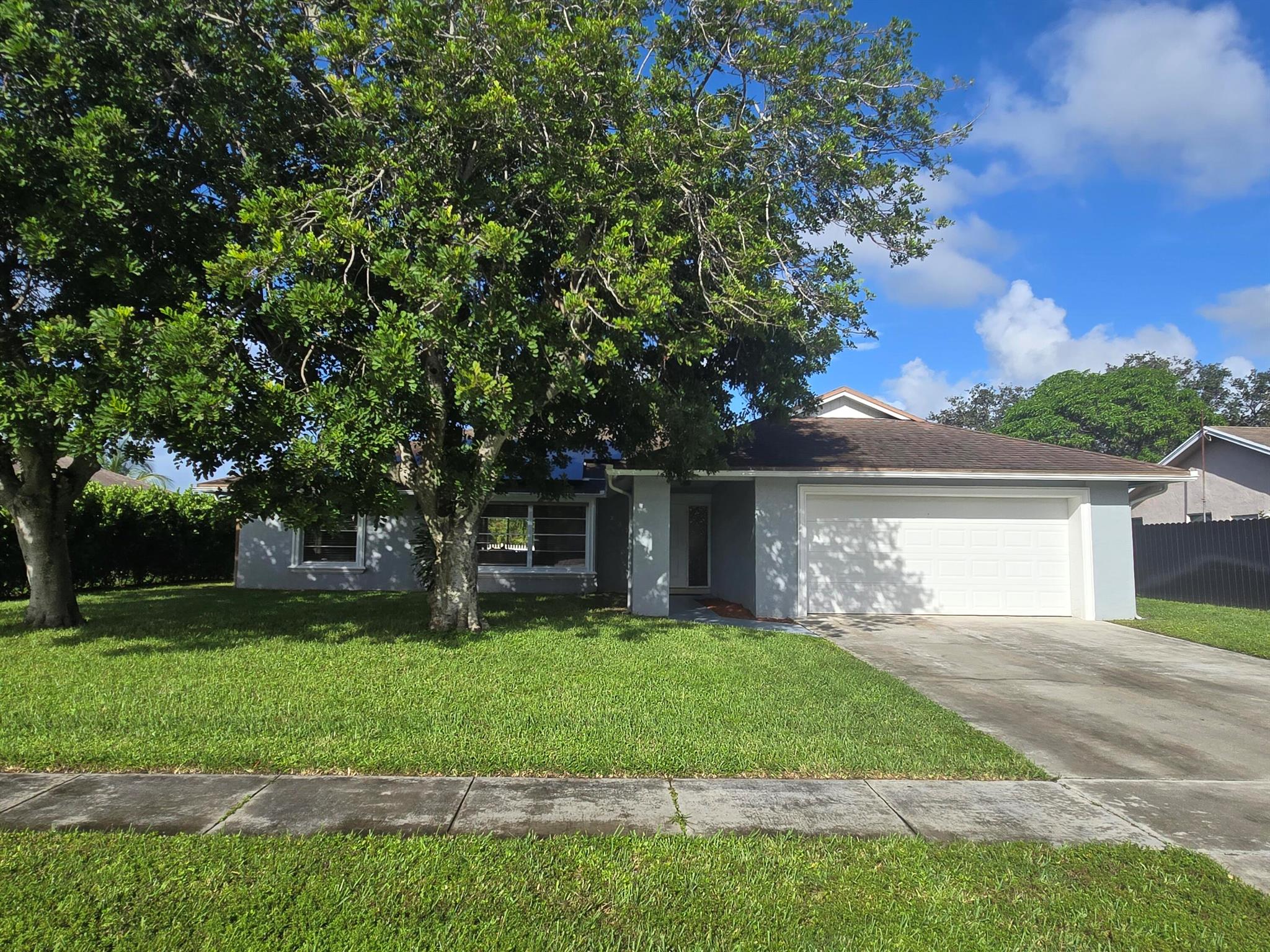 242 Las Palmas St
