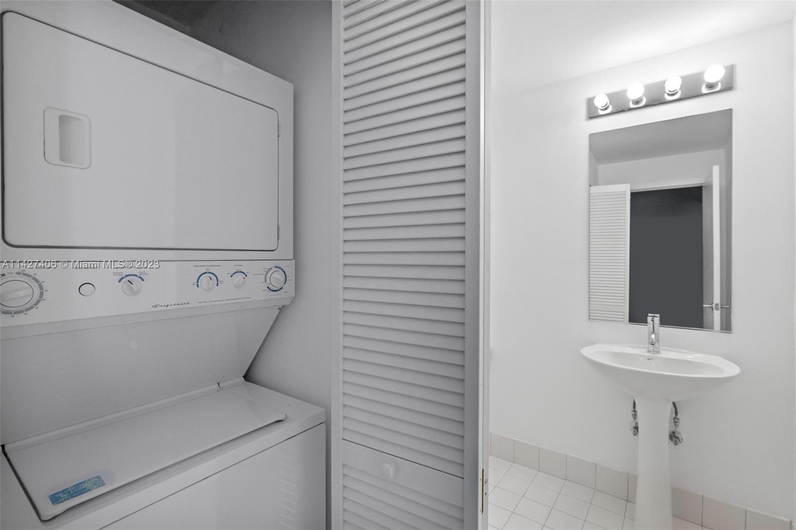 888 Biscayne Blvd #2208 Miami, FL 33132