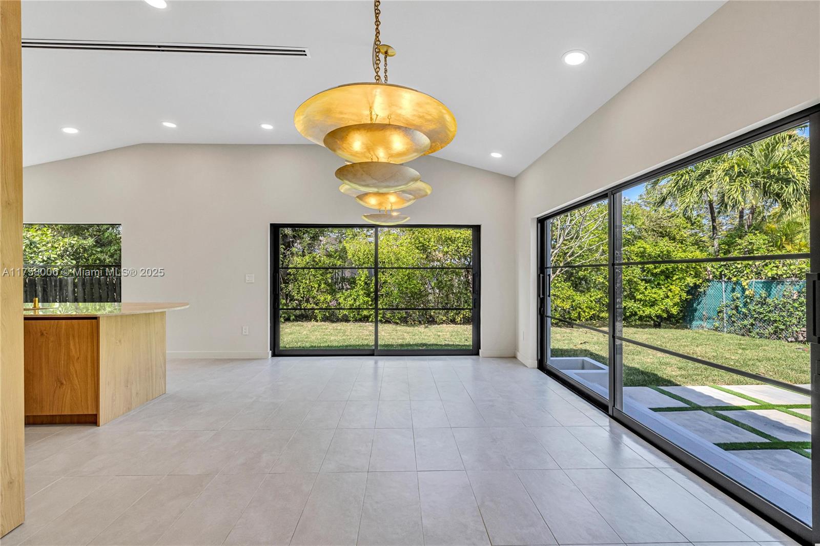 1323 Cleveland Rd Miami Beach, FL 33141