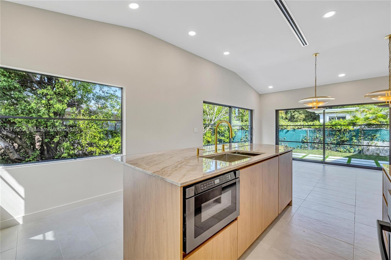 1323 Cleveland Rd Miami Beach, FL 33141