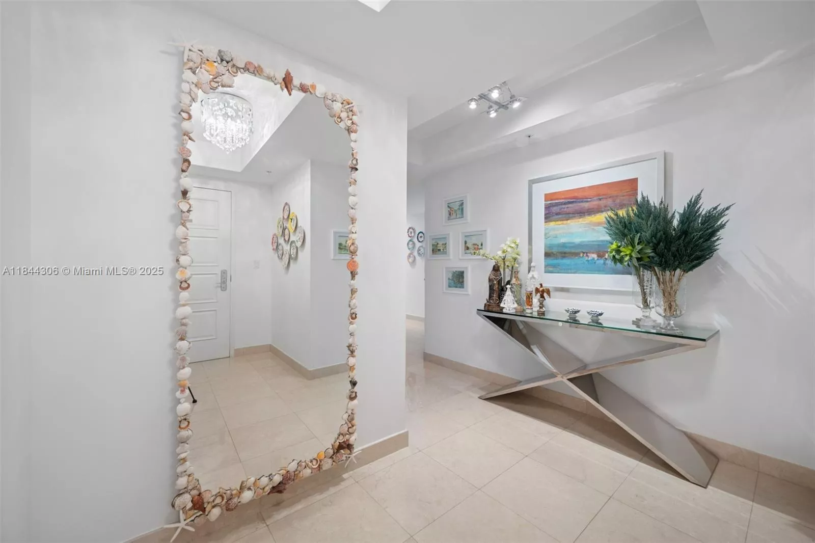 image St Tropez Condominium10