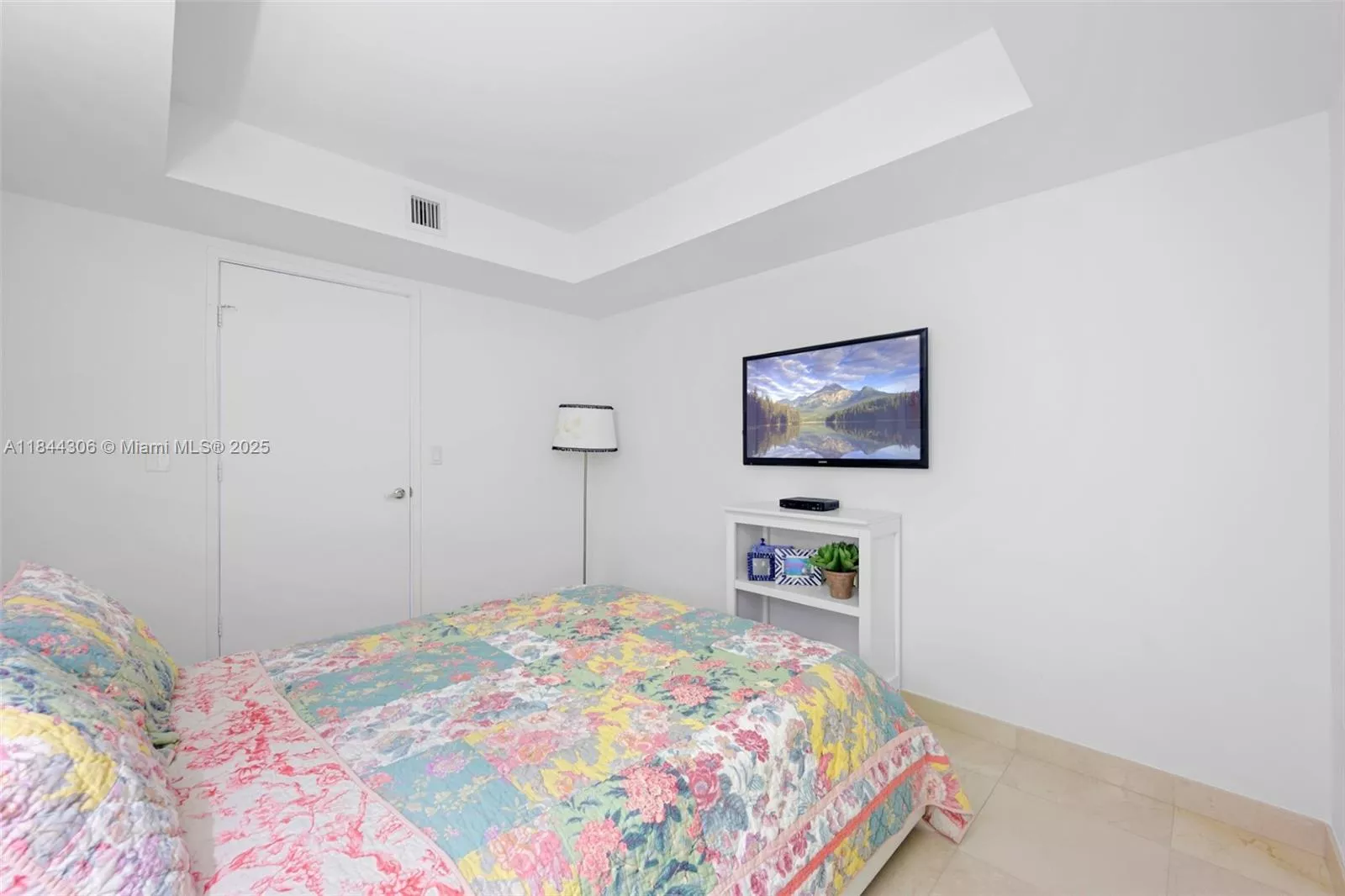 image St Tropez Condominium12