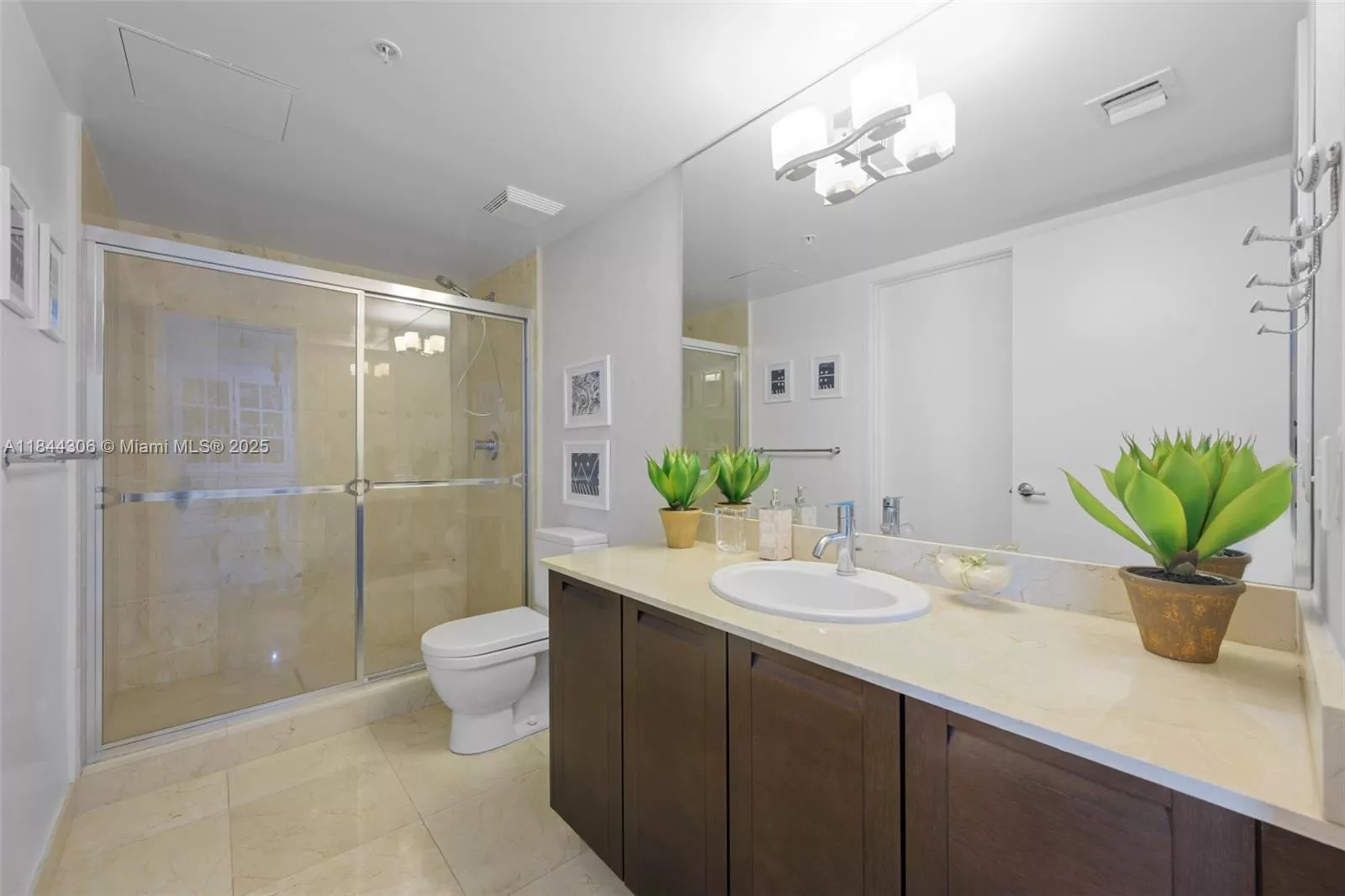 image St Tropez Condominium13