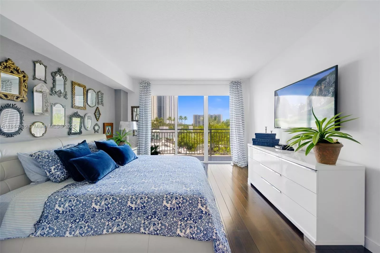 image St Tropez Condominium14