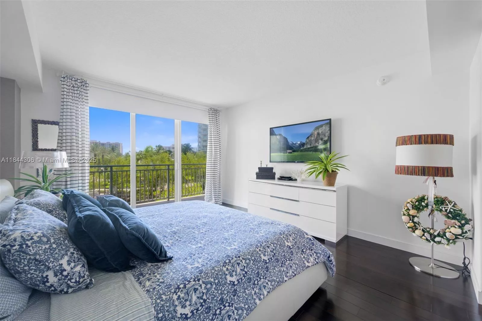 image St Tropez Condominium15