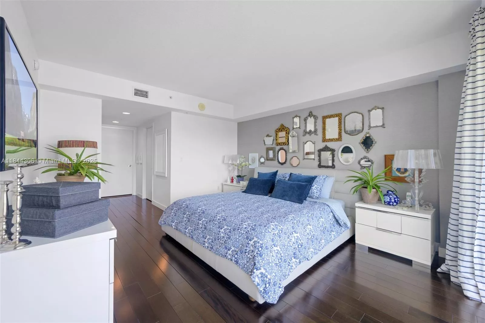 image St Tropez Condominium16