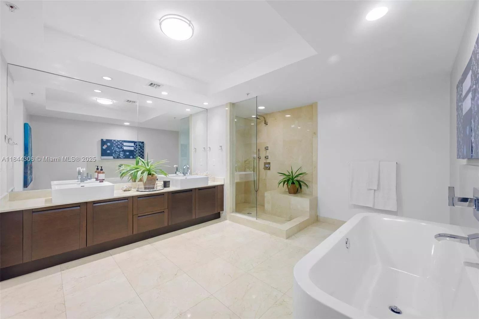 image St Tropez Condominium17