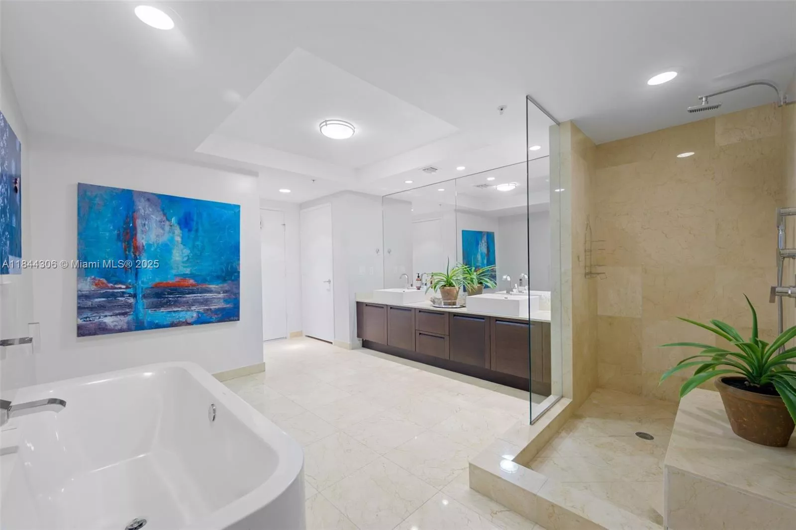 image St Tropez Condominium18