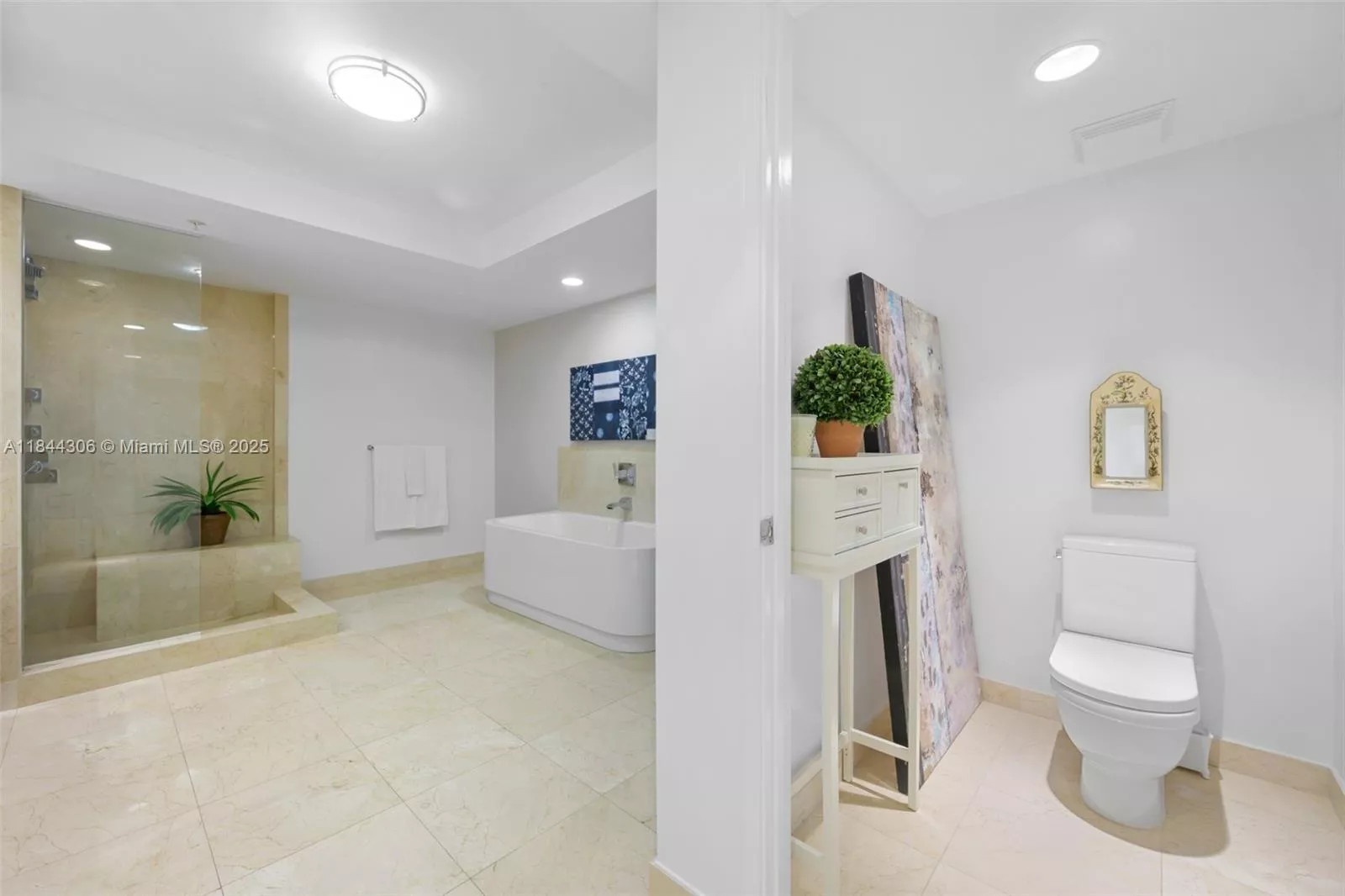 image St Tropez Condominium19