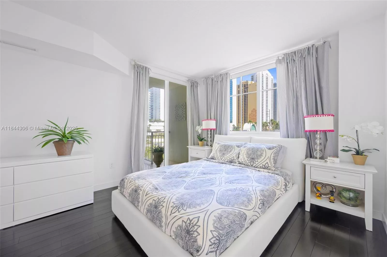 image St Tropez Condominium20