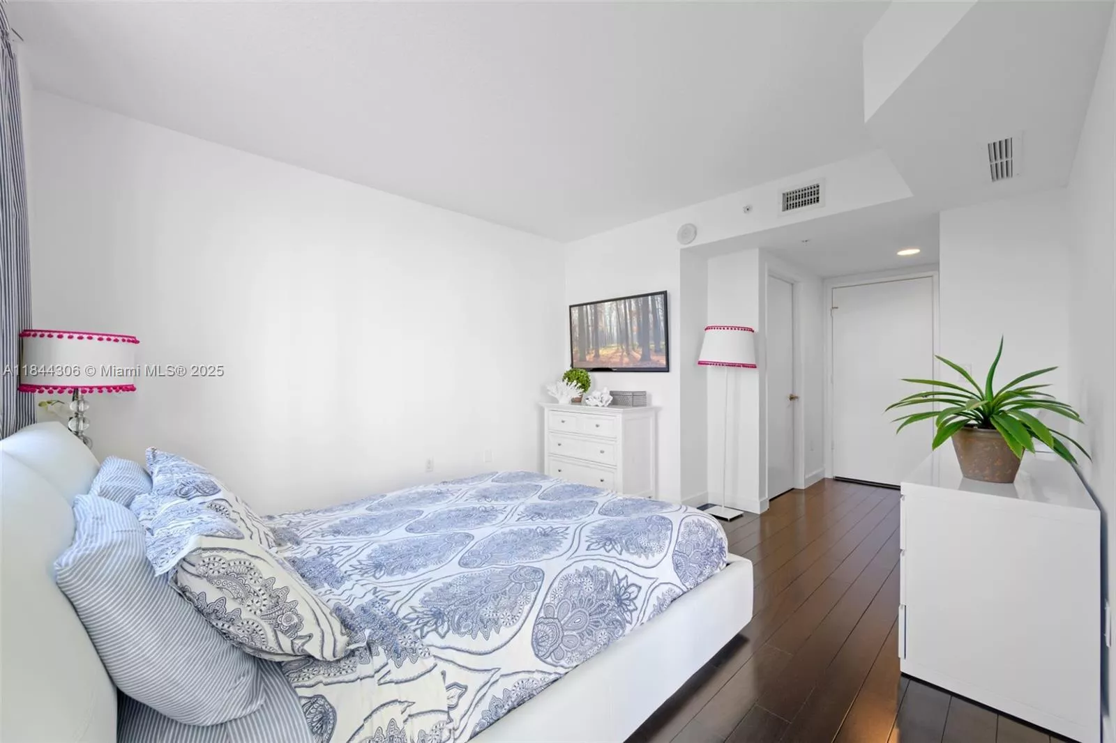 image St Tropez Condominium21