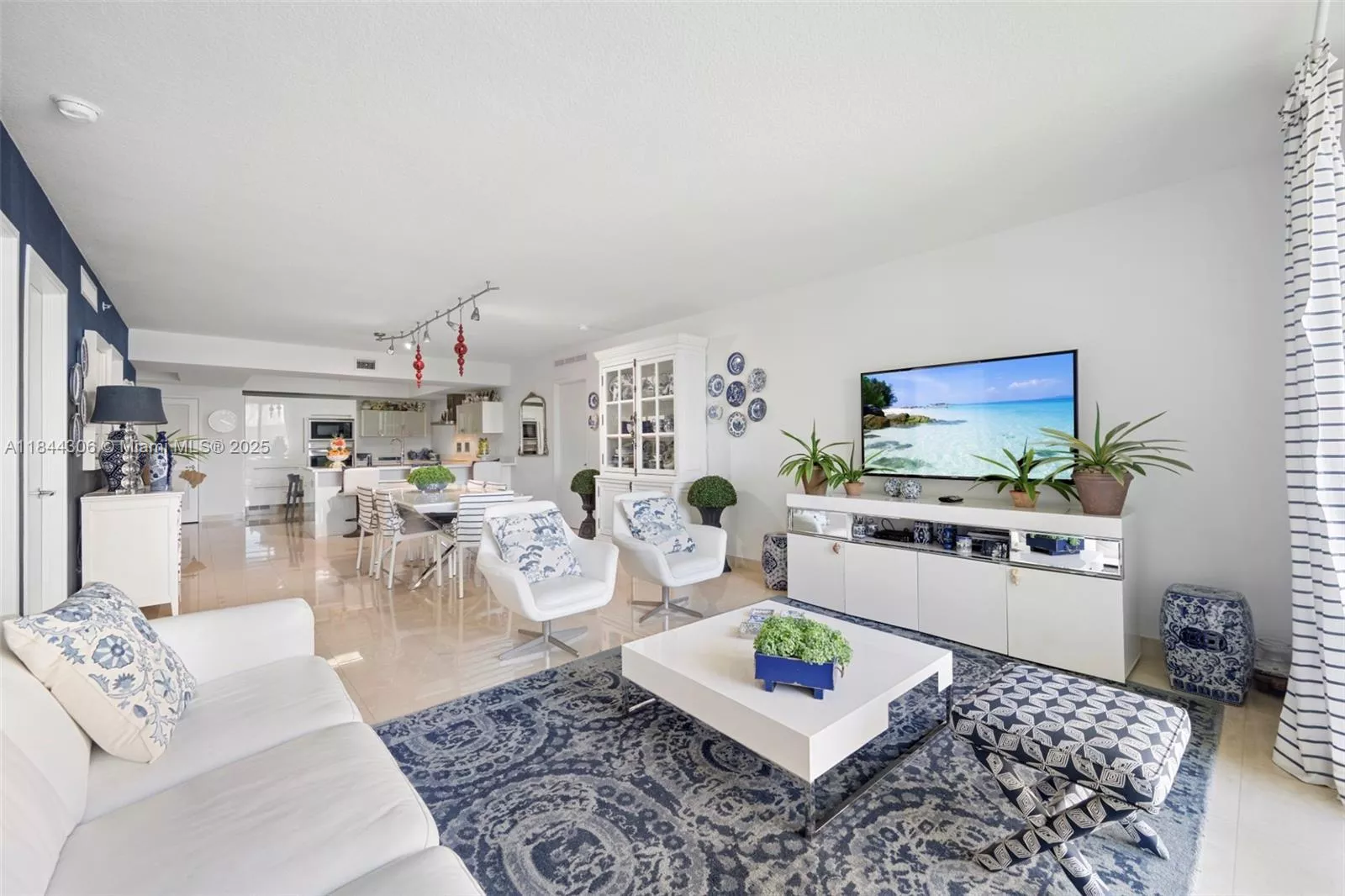 image St Tropez Condominium2