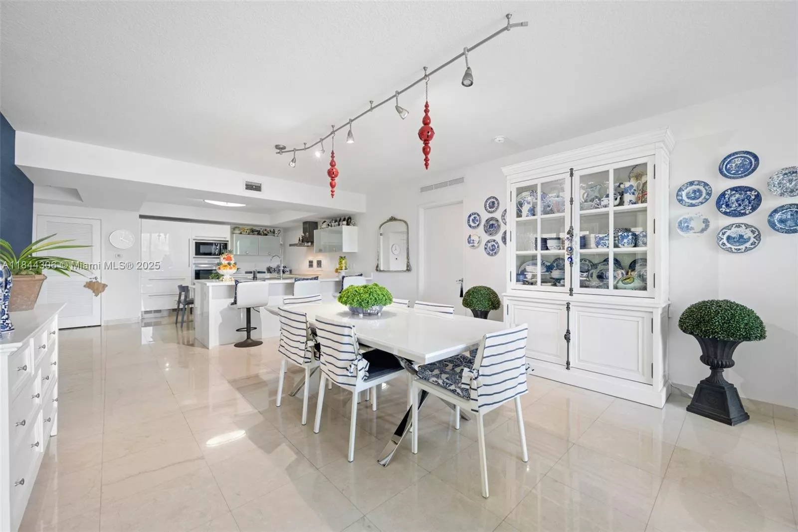 image St Tropez Condominium3