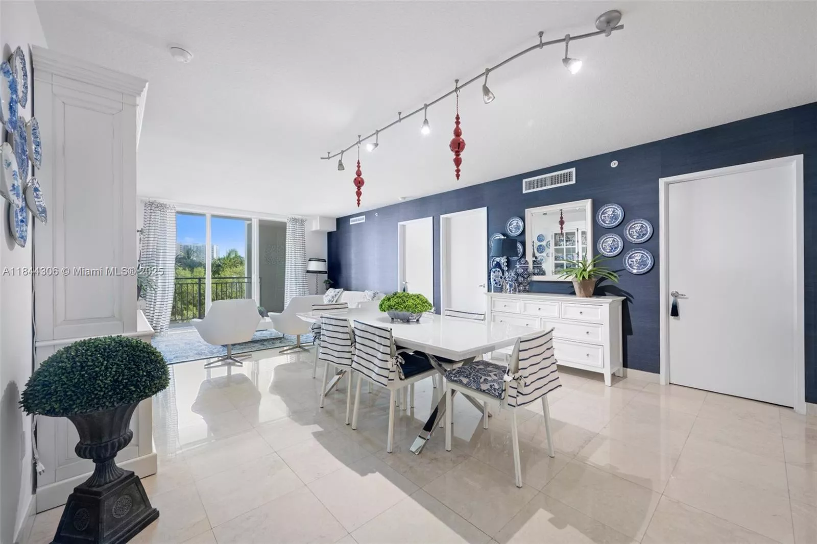 image St Tropez Condominium4