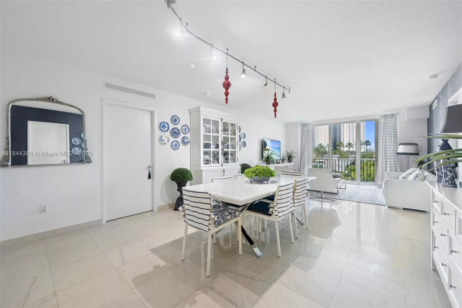 image St Tropez Condominium5
