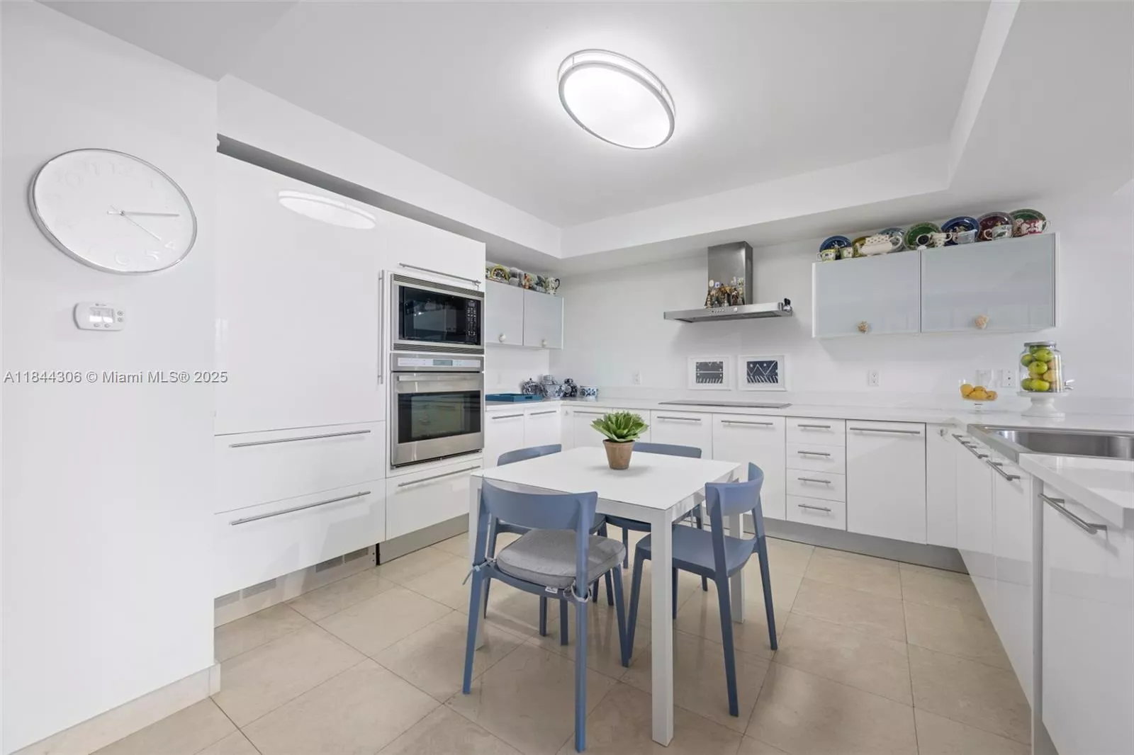 image St Tropez Condominium6