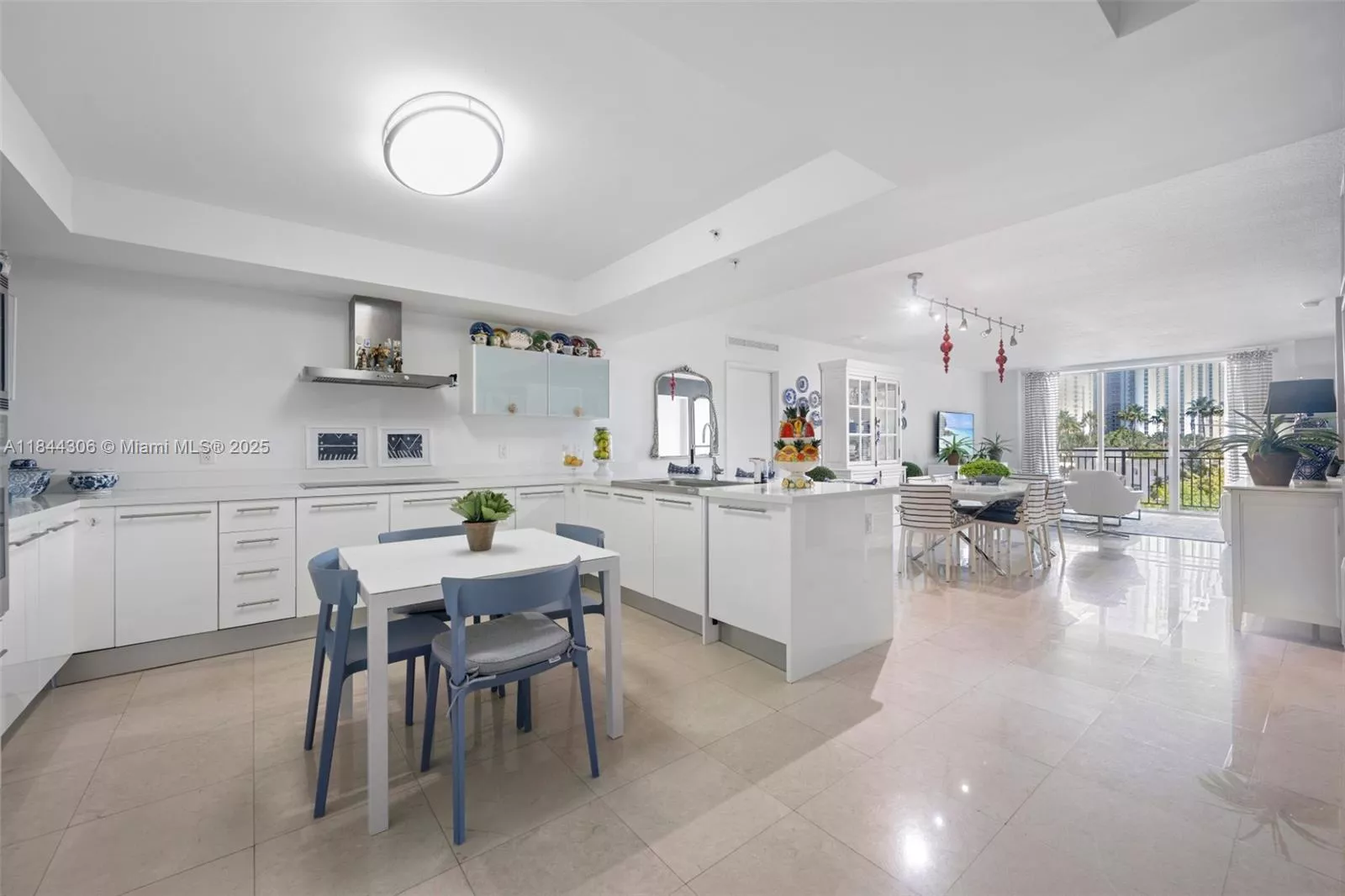 image St Tropez Condominium7