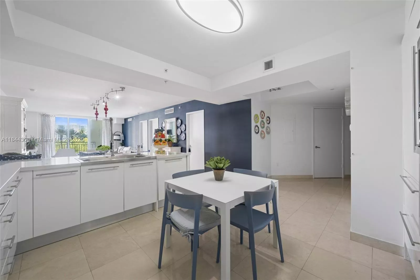 image St Tropez Condominium8