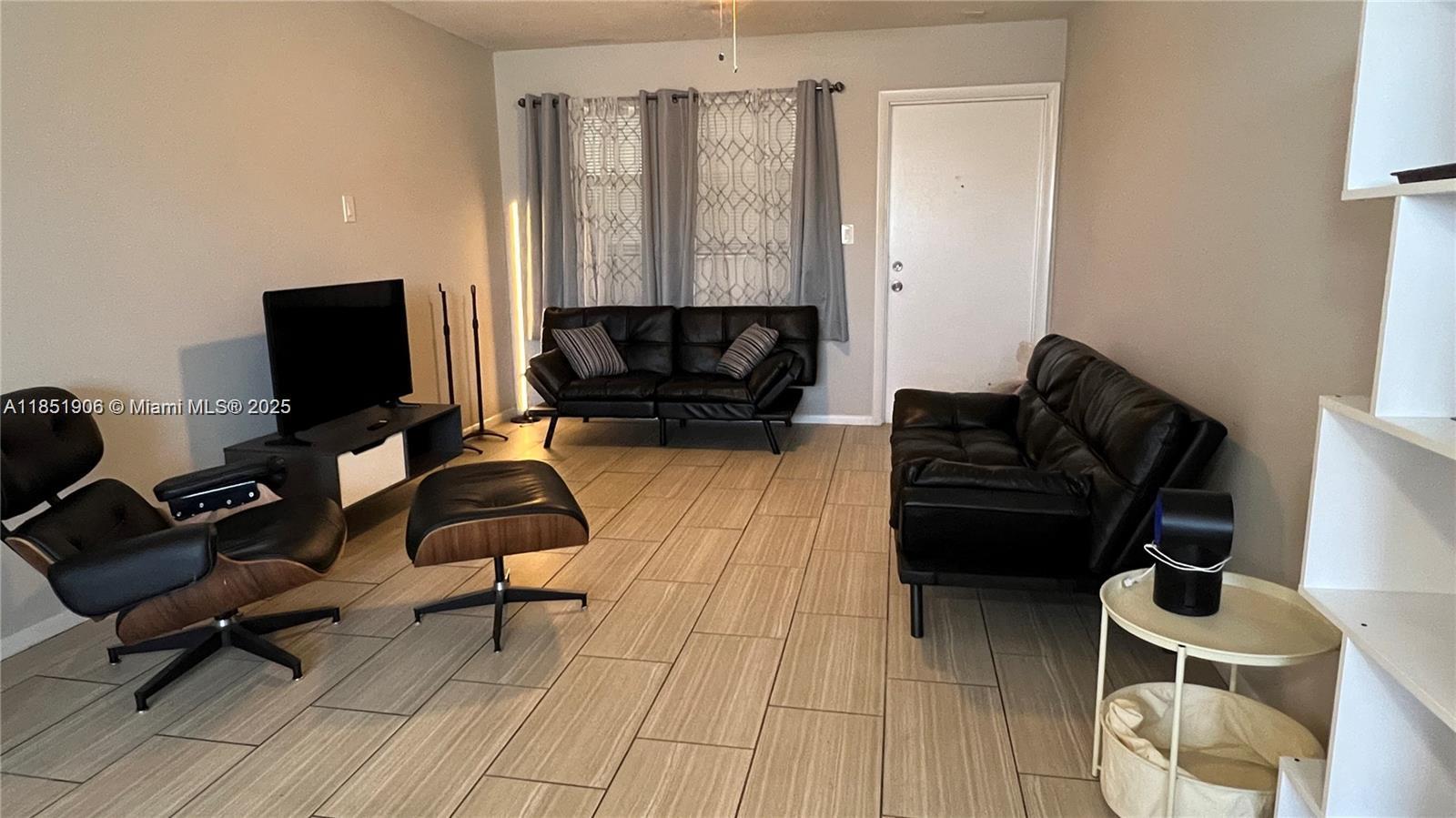 941 Crystal Lk #208