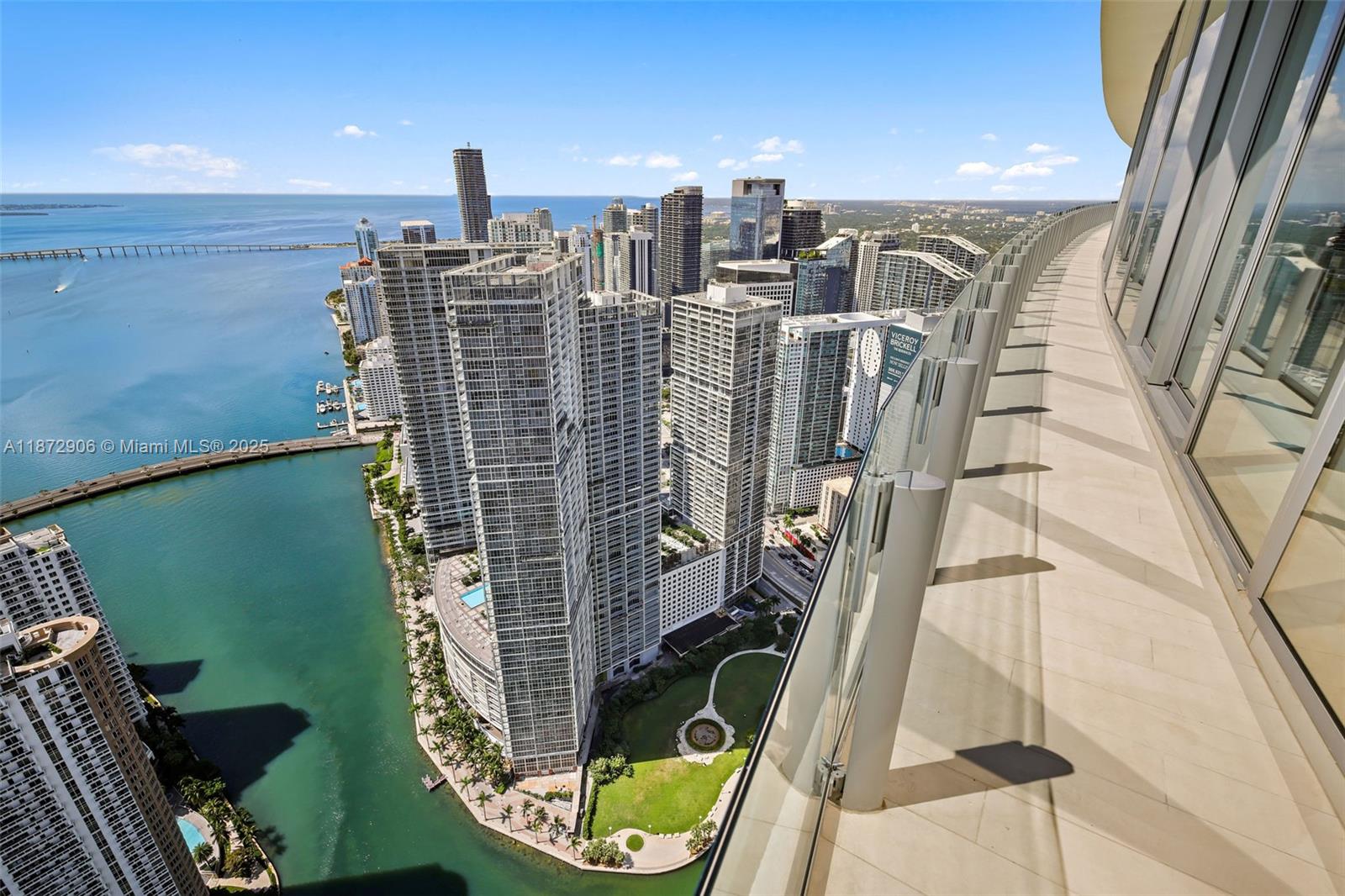 image Aston Martin Residences27