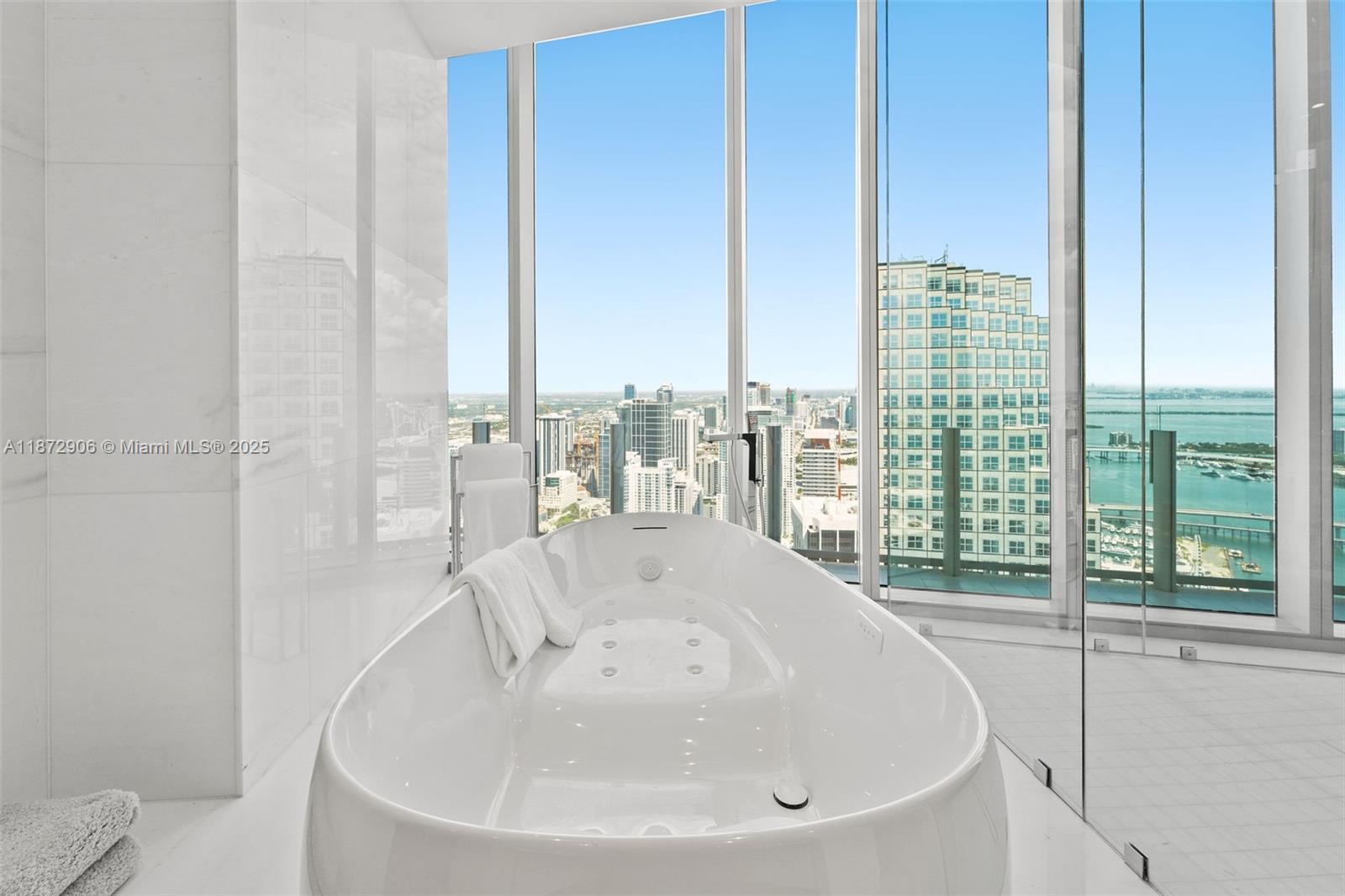 image Aston Martin Residences34