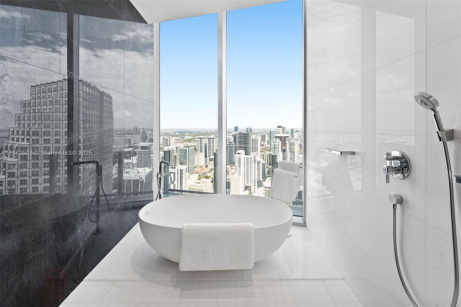 image Aston Martin Residences54