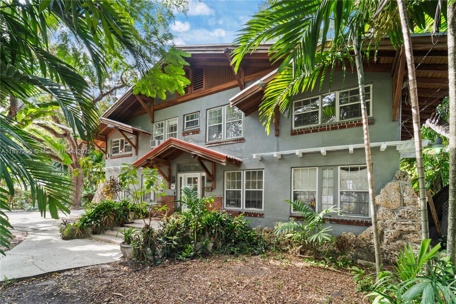 752 NW 7th St Rd Miami, FL 33136