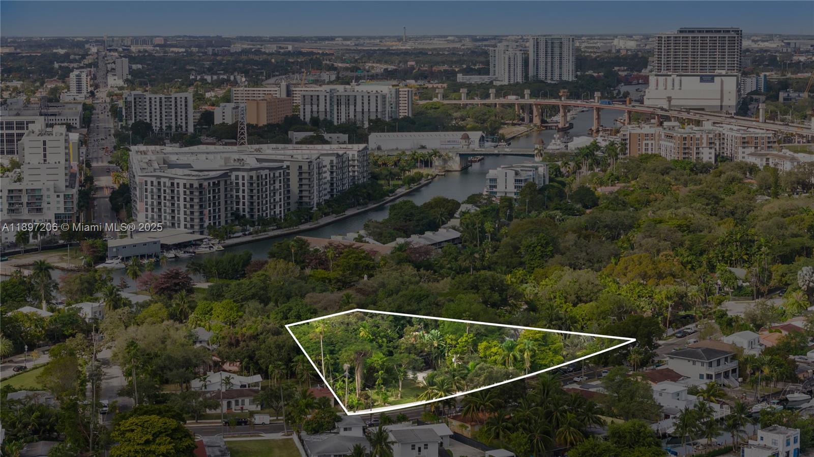 752 NW 7th St Rd Miami, FL 33136