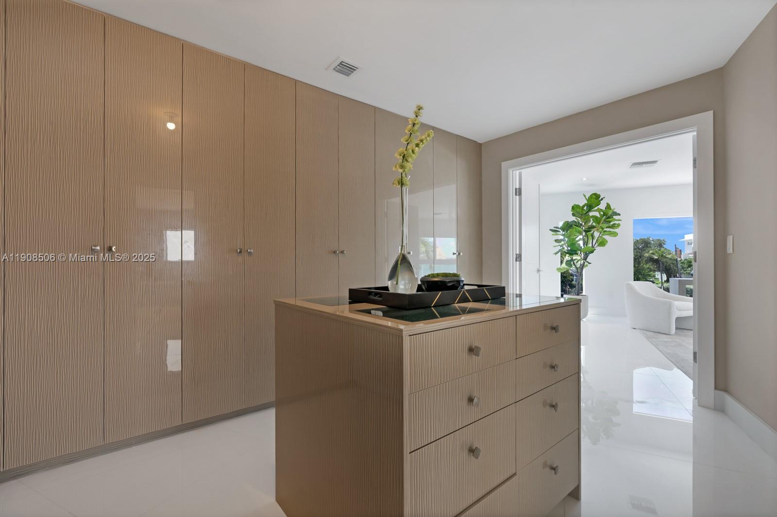 1040 S Shore Dr Miami Beach, FL 33141