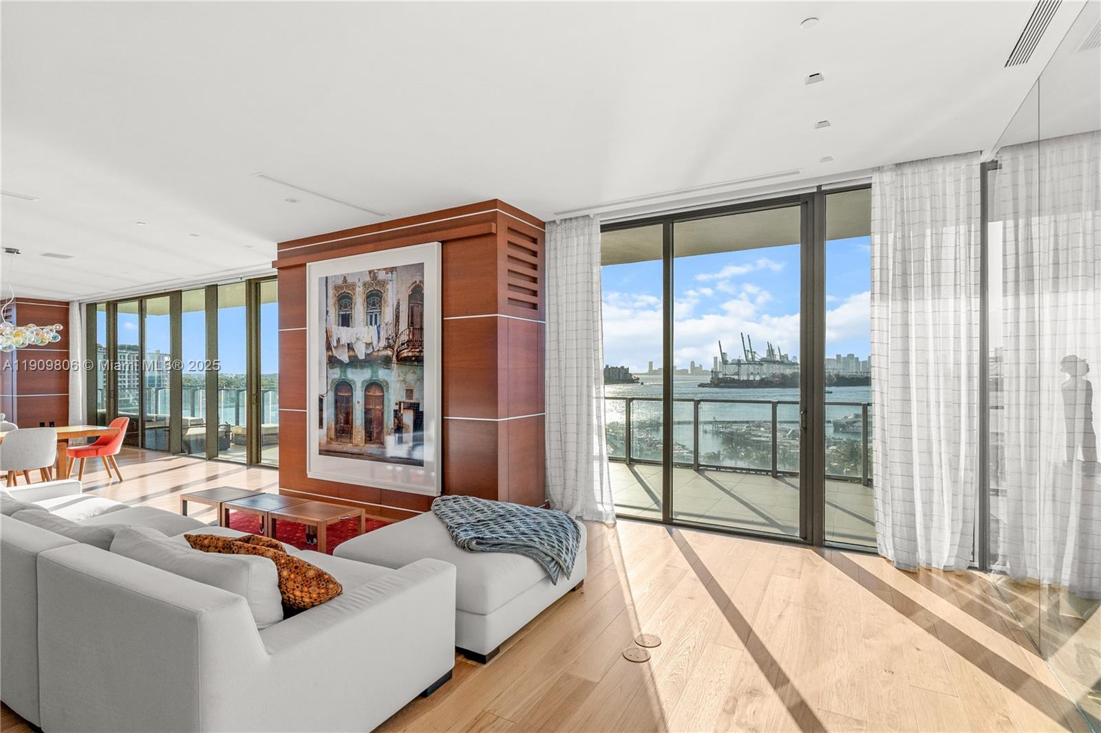 800 S Pointe Dr #704 Miami Beach, FL 33139