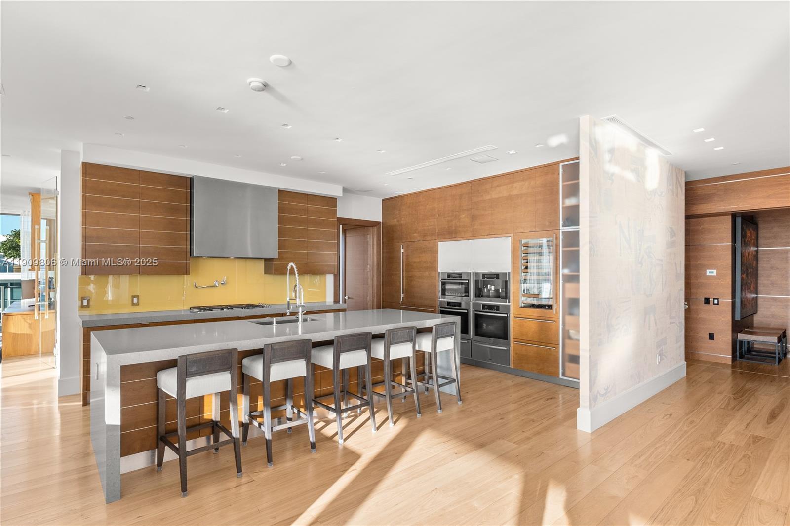 800 S Pointe Dr #704 Miami Beach, FL 33139