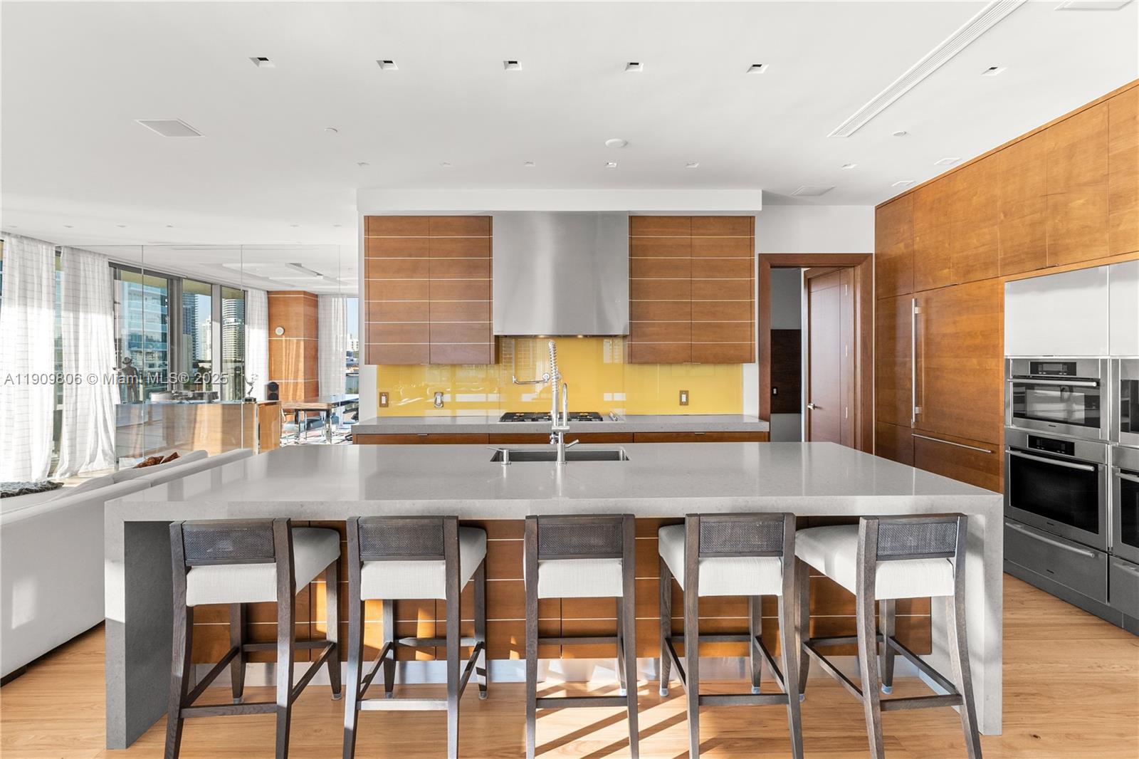 800 S Pointe Dr #704 Miami Beach, FL 33139