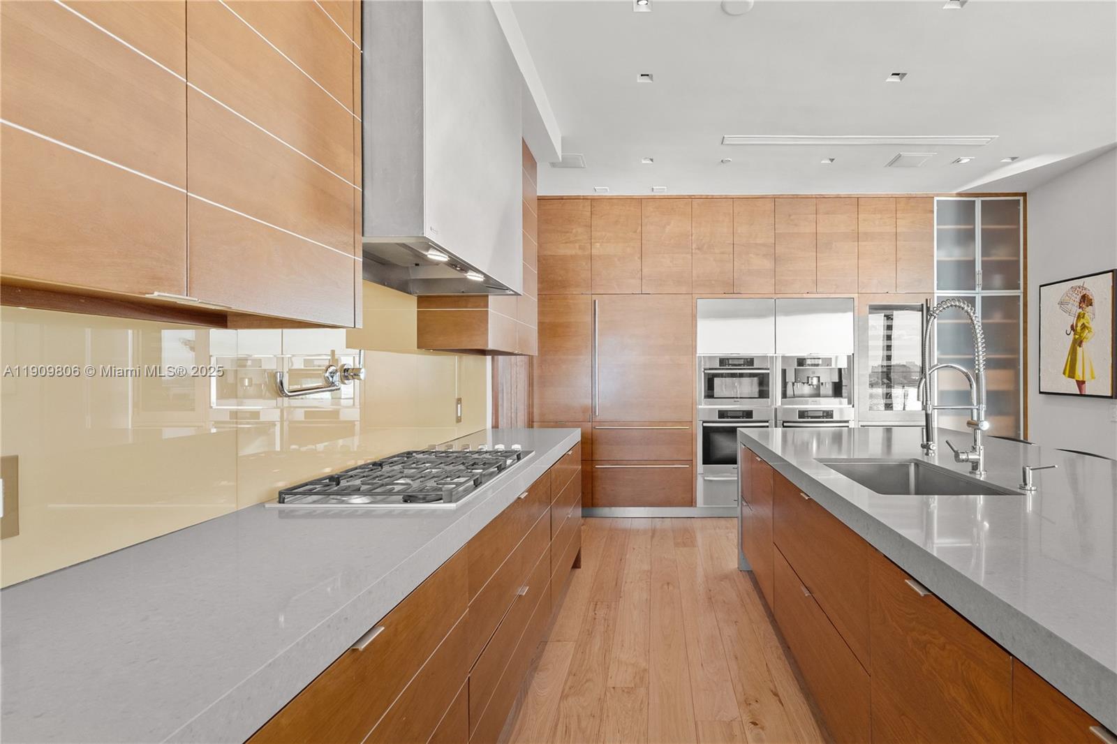 800 S Pointe Dr #704 Miami Beach, FL 33139