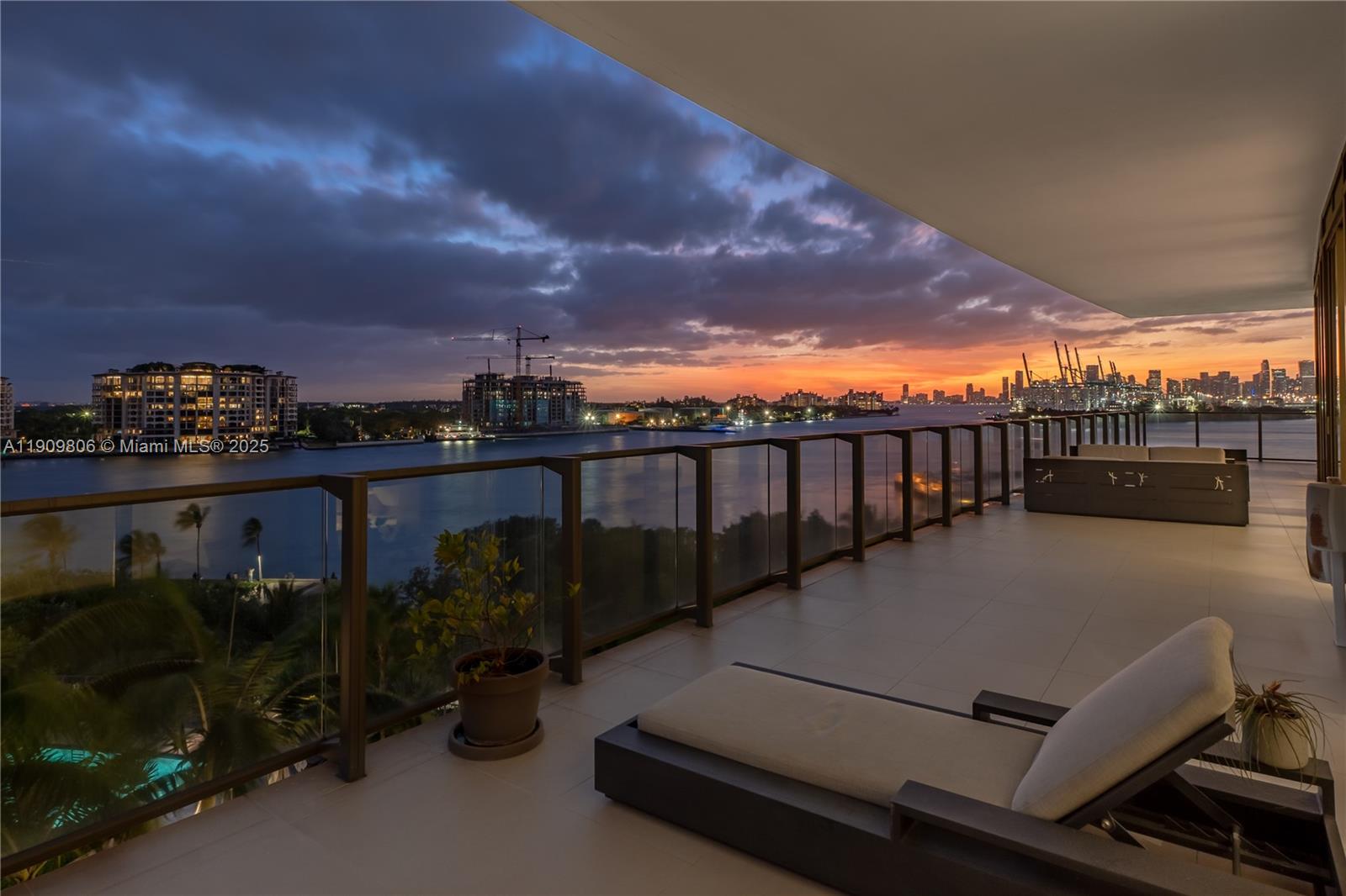 800 S Pointe Dr #704 Miami Beach, FL 33139