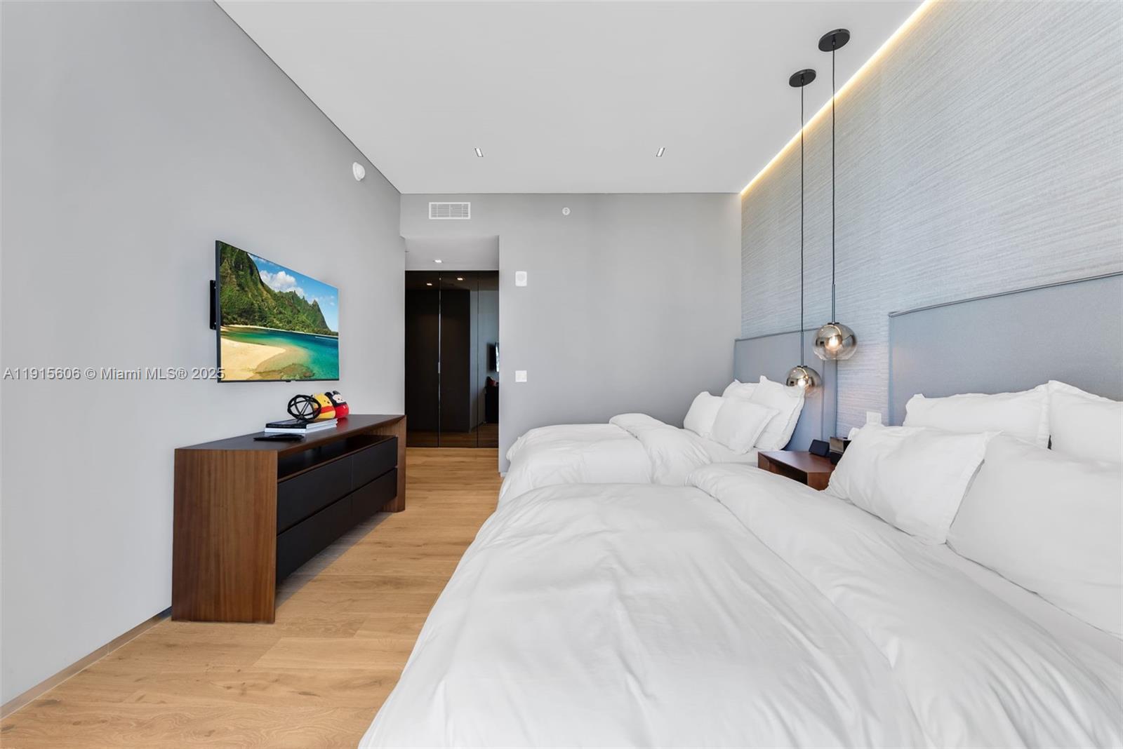 18975 Collins Ave #1002 Sunny Isles Beach, FL 33160