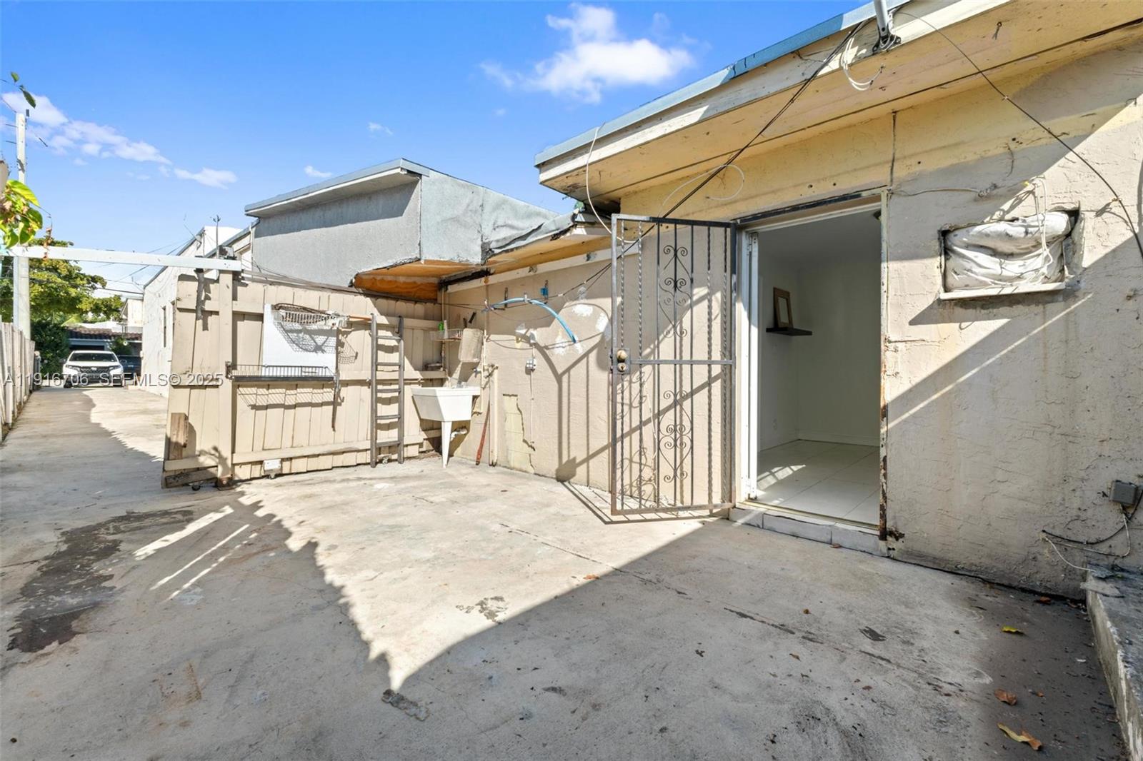 2262 NW 4th St Miami, FL 33125