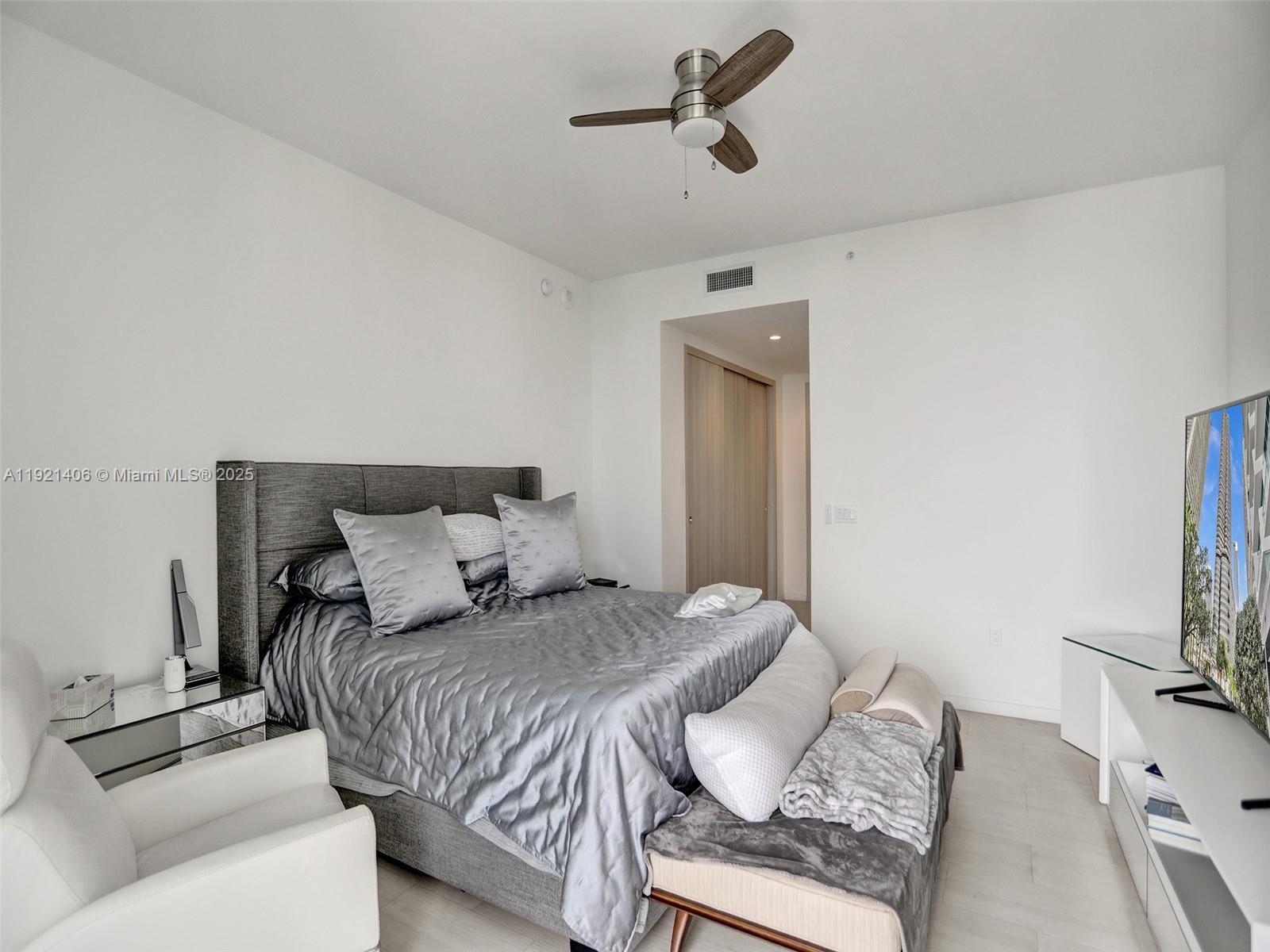 1000 Brickell Plz #PH5103 Miami, FL 33131