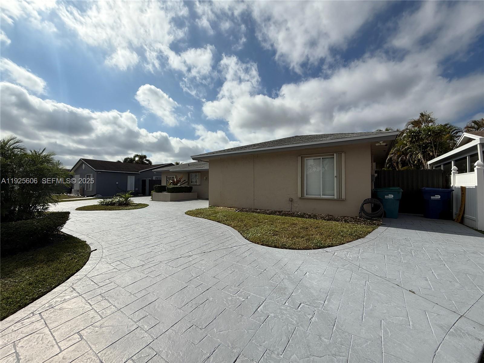 19952 NW 62nd Ct Hialeah, FL 33015