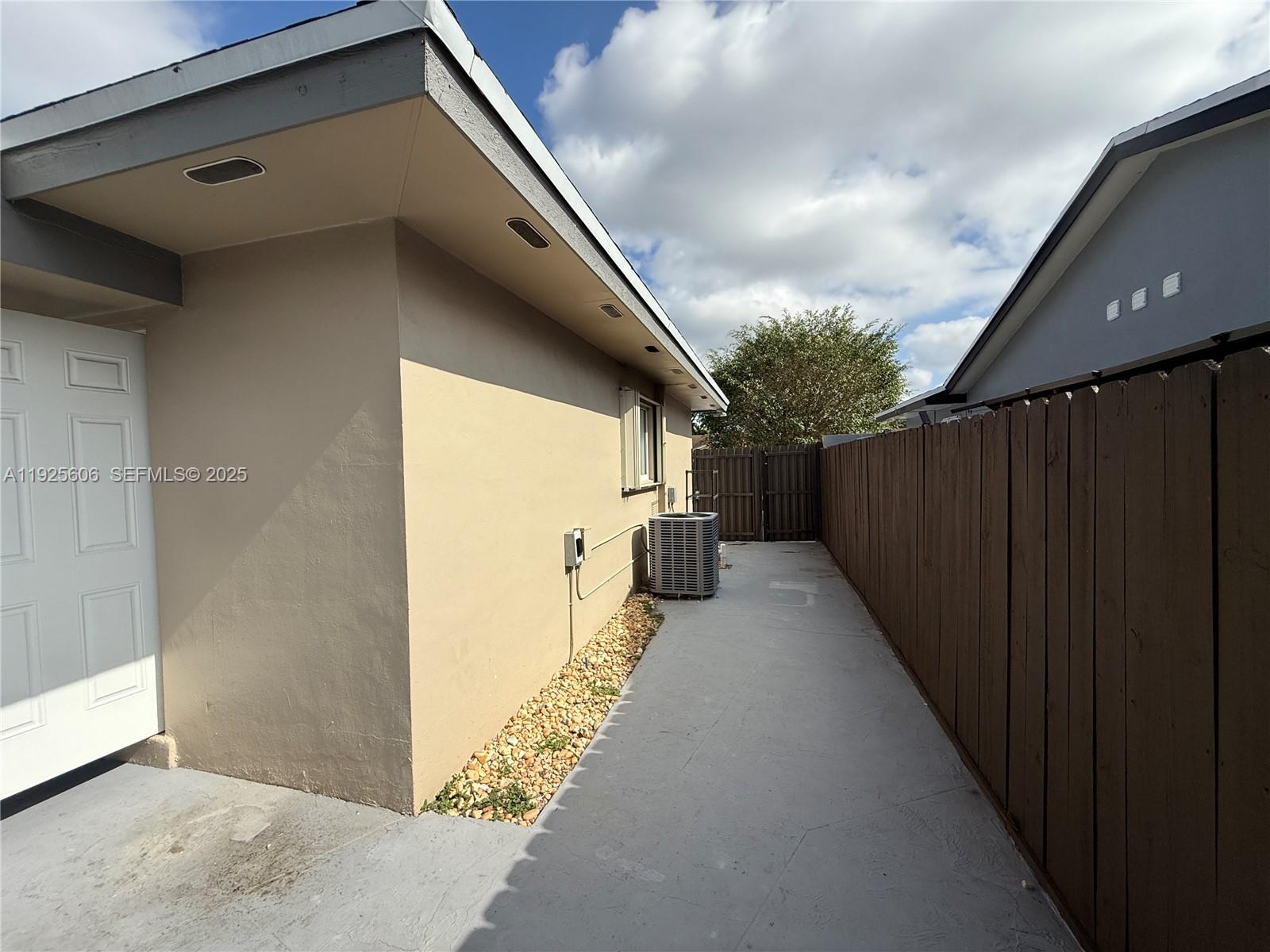 19952 NW 62nd Ct Hialeah, FL 33015